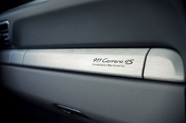 2013-porsche-911-5-milioni-facebook-fans-dash-badge-detail-600-001