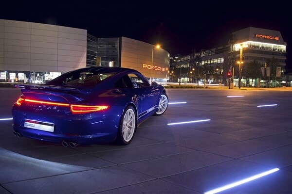 2013-porsche-911-5-milioni-facebook-fans-edition-rear-static-600-001