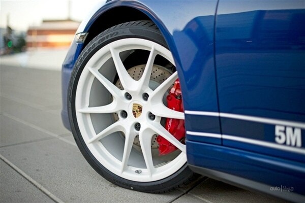 2013-porsche-911-5-milioni-facebook-fans-edition-wheel-detail-600-001