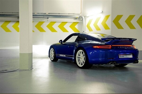 2013-porsche-911-5-milioni-facebook-fans-rear-static2-600-001