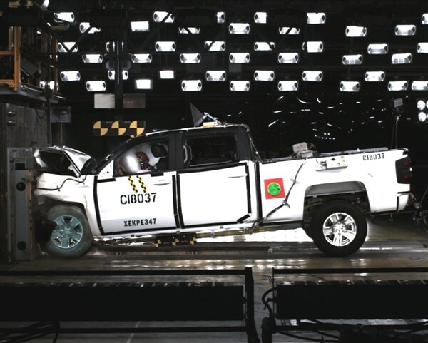 2014-chevrolet-silverado-sierra-crash-test-shot-600-001