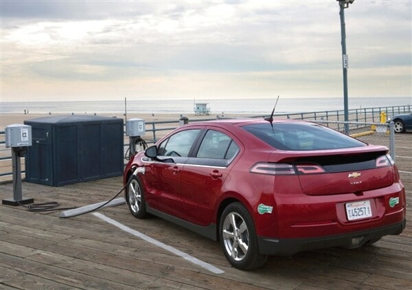 2014-chevrolet-volt-rear-static-plugged-in-600-001