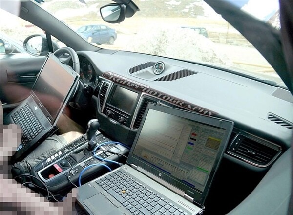 2014-porsche-macan-dash-detail-600-001