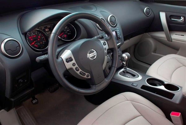 2013-nissan-rogue-dash-detail-600-001