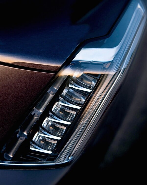2015-cadillac-escalade-front-lamp-teaser2-600-001