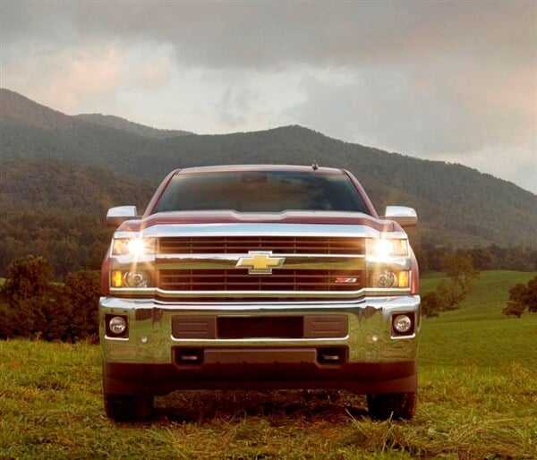 2015-chevrolet-silverado-2500hd-static-head-on-600-001