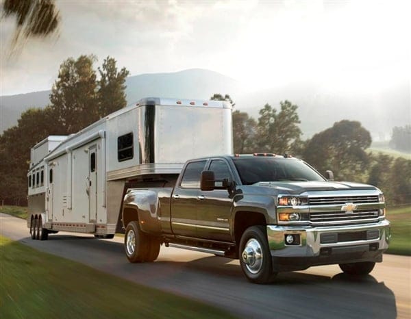 2015-chevrolet-silverado-3500hd-daully-towing-action3-600-001