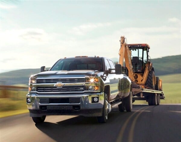 2015-chevrolet-silverado-3500hd-front-action-towing1-600-001