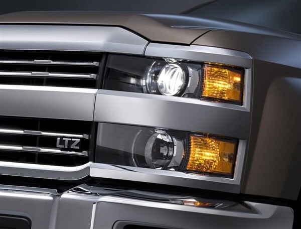 2015-chevrolet-silverado-3500hd-headlight-detail-600-001