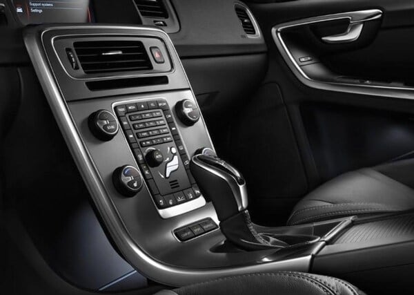 2015-volvo-v60-sportwagon-center-console-600-001