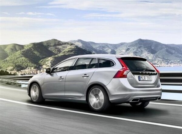 2015-volvo-v60-sportwagon-rear-action-600-001
