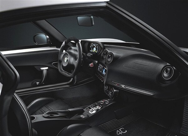 alfa-romeo-4c-launch-edition-interior-600-001
