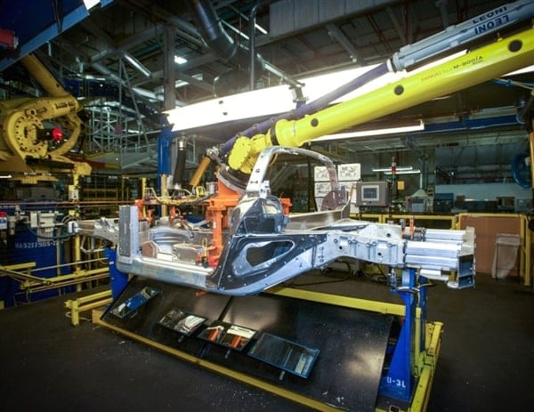 2014-corvette-bg-plant-tour-body-shop2-600-001