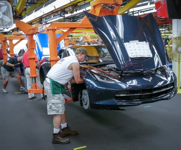 2014-corvette-bg-plant-tour-final-assembly-600-001
