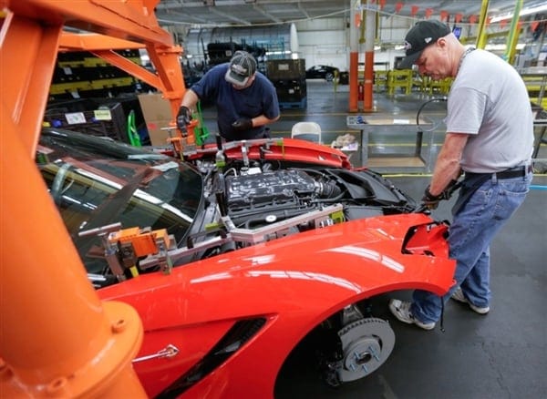 2014-corvette-bg-plant-tour-final-assembly1-600-001