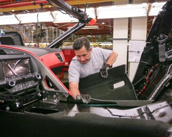 2014-corvette-bg-plant-tour-final-assembly2-600-001