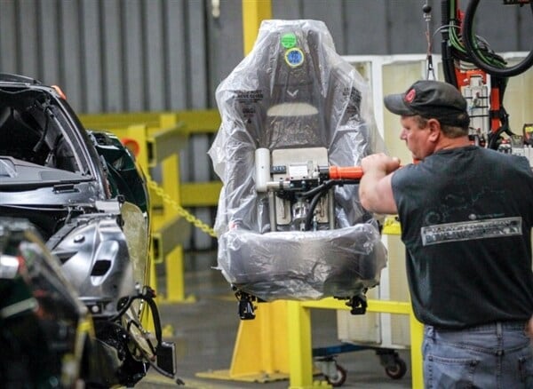 2014-corvette-bg-plant-tour-final-assembly3-600-001