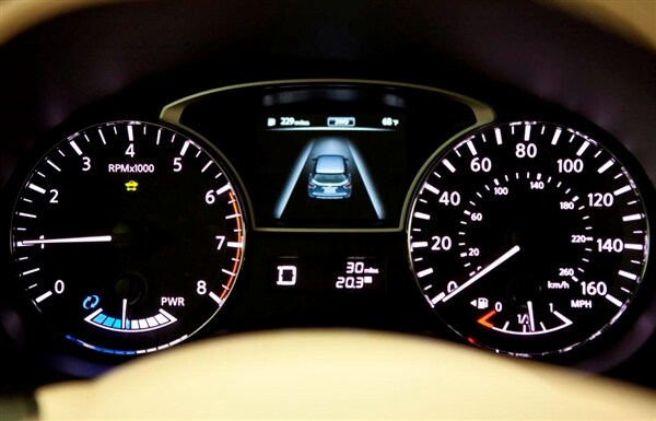 2014-nissan-pathfinder-hybrid-instrument-cluster-display-600-001