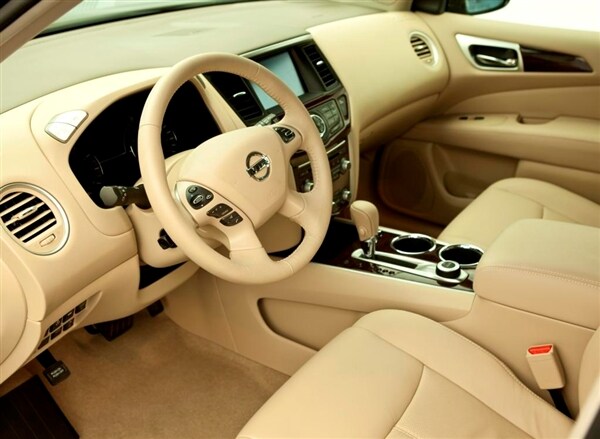 2014-nissan-pathfinder-hybrid-interior-front-600-001