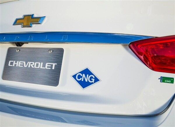 2015-chevrolet-impalabi-fuel-cng-badge-detail-600-001