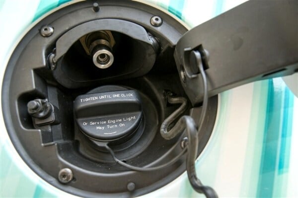 2015-chevrolet-impalabi-fuel-refueling-port-detail-600-001