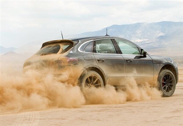 2015-porsche-macan-desert-testing-rear-action-600-001