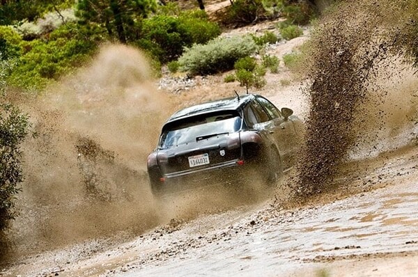 2015-porsche-macan-water-testing-rear-action-600-001