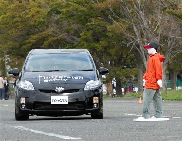toyota-pre-collision-system-with-active-steering-and-braking1-600-001