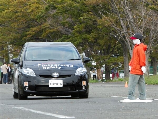 toyota-pre-collision-system-with-active-steering-and-braking2-600-001