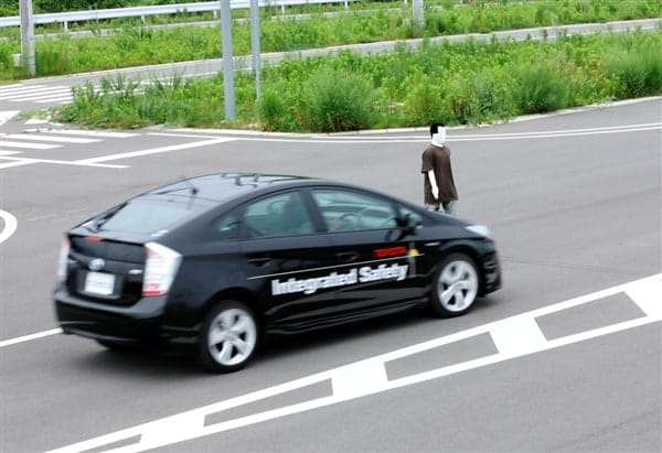 toyota-pre-collision-system-with-active-steering-and-braking4-600-001