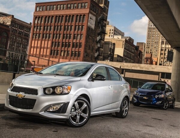2014-chevrolet-sonic-rs-front-static-dual-600-001
