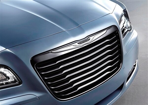2014-chrysler-300s-grille-detail-600-001