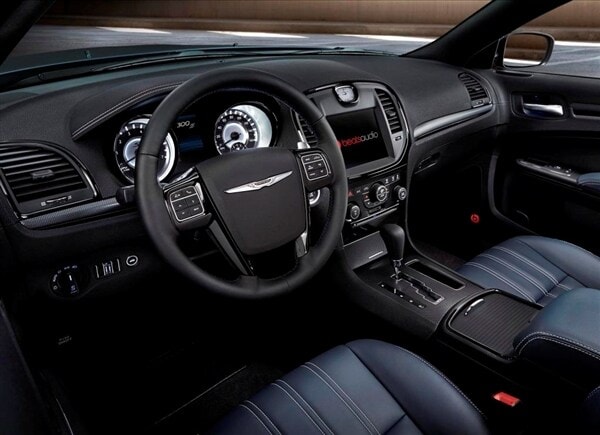 2014-chrysler-300s-interior-detail-600-001