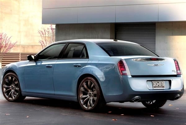 2014-chrysler-300s-rear-static-600-001