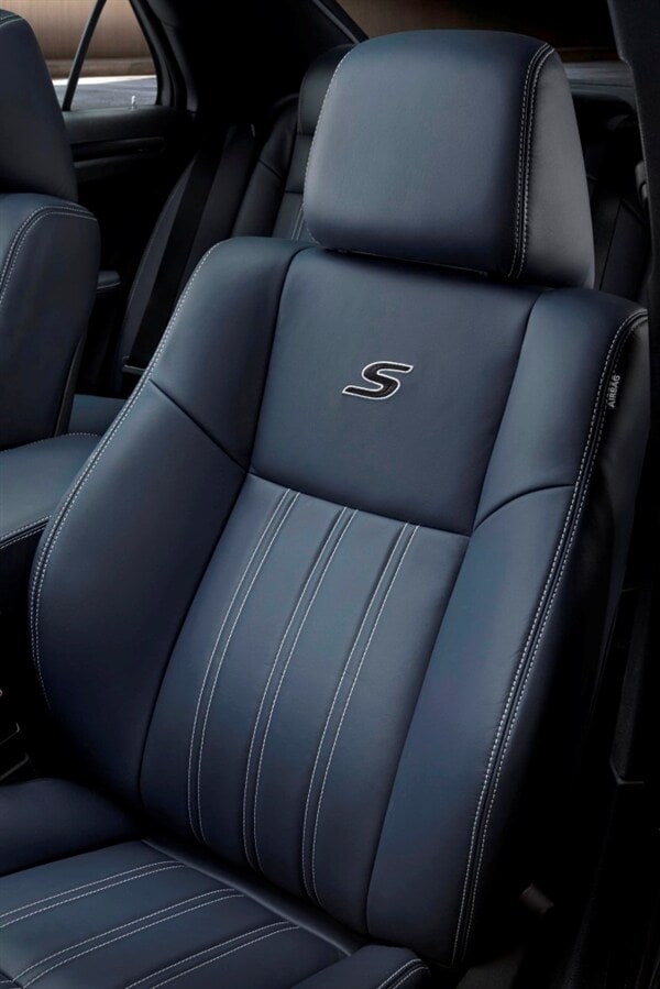 2014-chrysler-300s-seat-detail-600-001