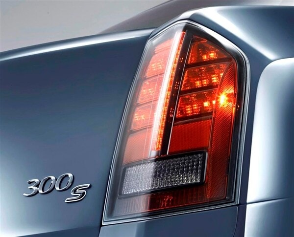 2014-chrysler-300s-taillight-detail-600-001
