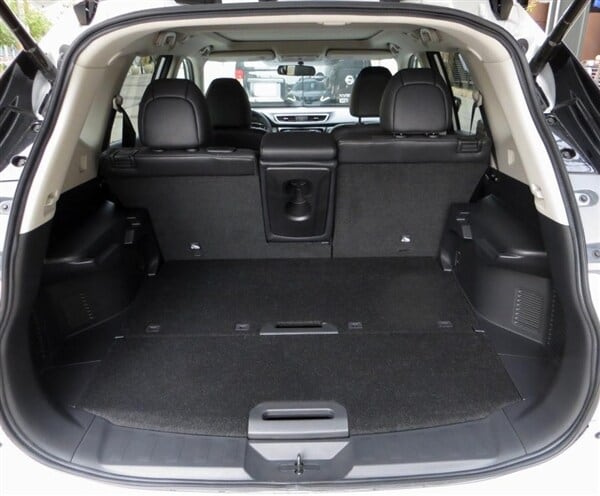 2014-nissan-rogue-rear-cargo-bay-seats-up-600-001