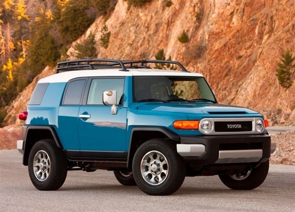 2014-toyota-fj-cruiser-ultimate-edition-front-static-600-001