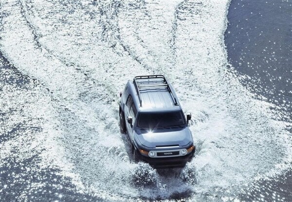 2014-toyota-fj-cruiser-ultimate-edition-overhead-action-600-001