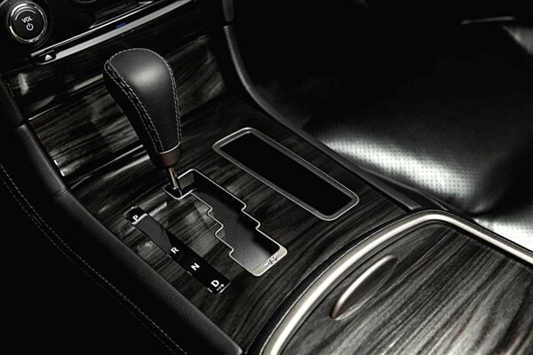 2014-chrysler-300c-john-varvados-limited-edition-console-detail-600-001