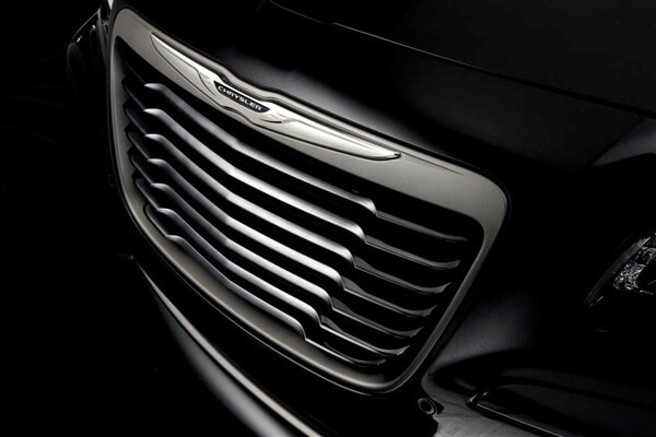 2014-chrysler-300c-john-varvados-limited-edition-grille-detail-600-001