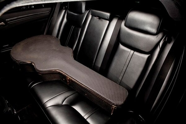 2014-chrysler-300c-john-varvados-limited-edition-rear-seat-detail-600-001