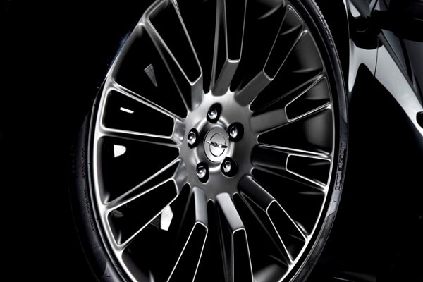 2014-chrysler-300c-john-varvados-limited-edition-wheel-detail-600-001