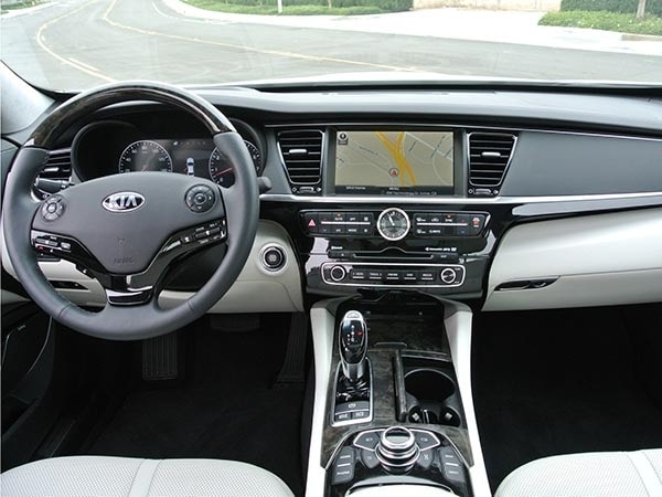 2015-kia-k900-interior-02-600-001