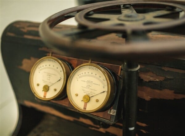 porsche-p1-egger-lohner-gauges-detail-600-001