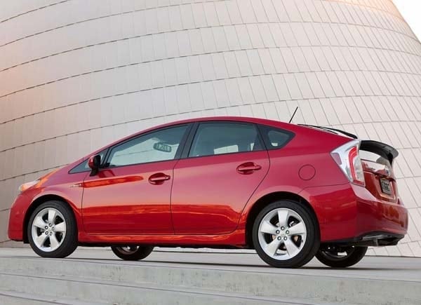 2014-toyota-prius-rear-static-600-001