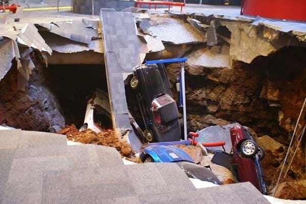 sinkhole-at-national-corvette-museum4-600-001