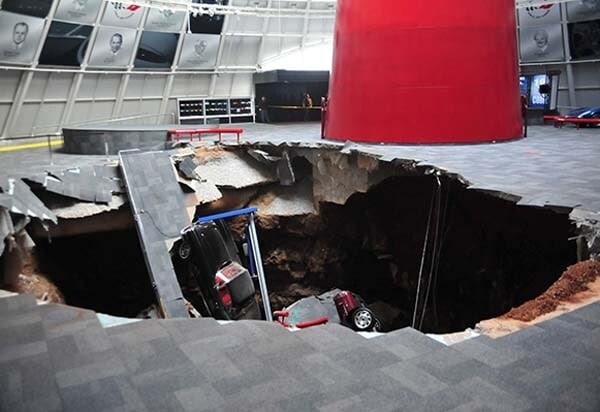 sinkhole-at-the-national-corvette-musuem2-600-001