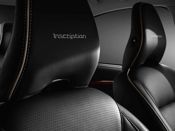 2015-volvo-xc60-inscription-package-headrest-logo2-600-600-001
