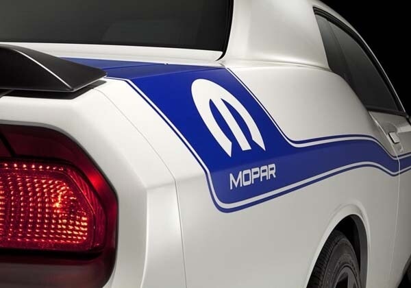 2014-mopar-challenger-rear-stripe-detail-600-001